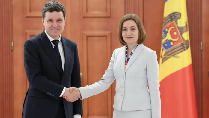 Romanya Cumhurbaşkanı Nicusor Dan (solda) ve Moldova Cumhurbaşkanı Maia Sandu (sağda) ülkelerini birleştirmek istiyorlar. EPA/DUMITRU DORU